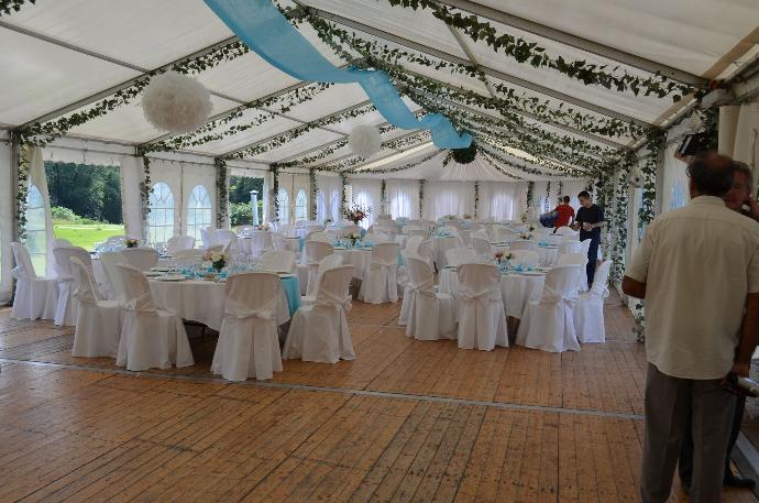 Le chapiteau décoré pour un mariage